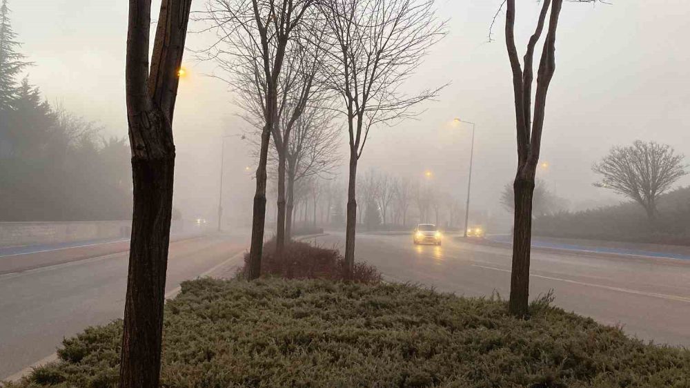Konya’da yoğun sis sürücülere zor anlar yaşattı 