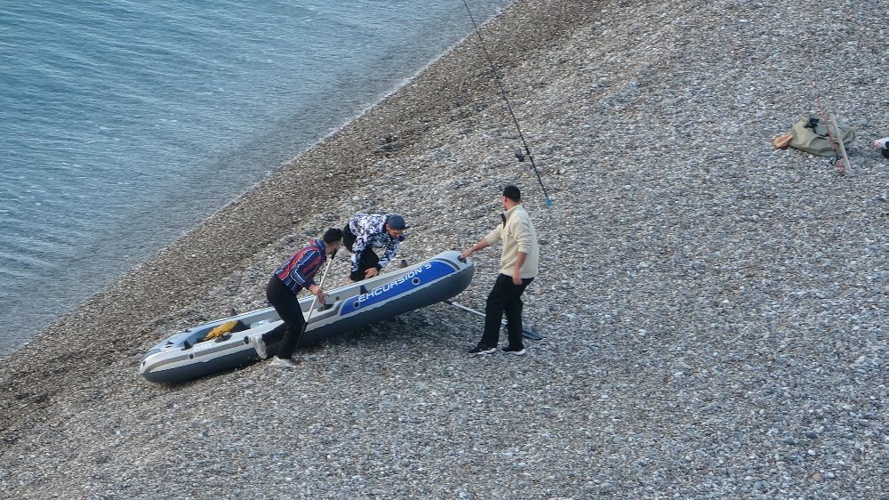 Konyaaltı Sahili'nde Akıntıya Kapılan Gençlerin İmdadına Deniz Polisi Yetişti