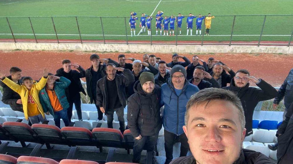 Kütahya'da Amatör maçta 12 şehit için asker selamı verdiler
