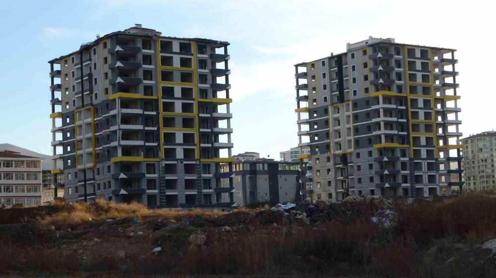 Malatya’da ağır hasarlı binaların yıkımına ara verildi 