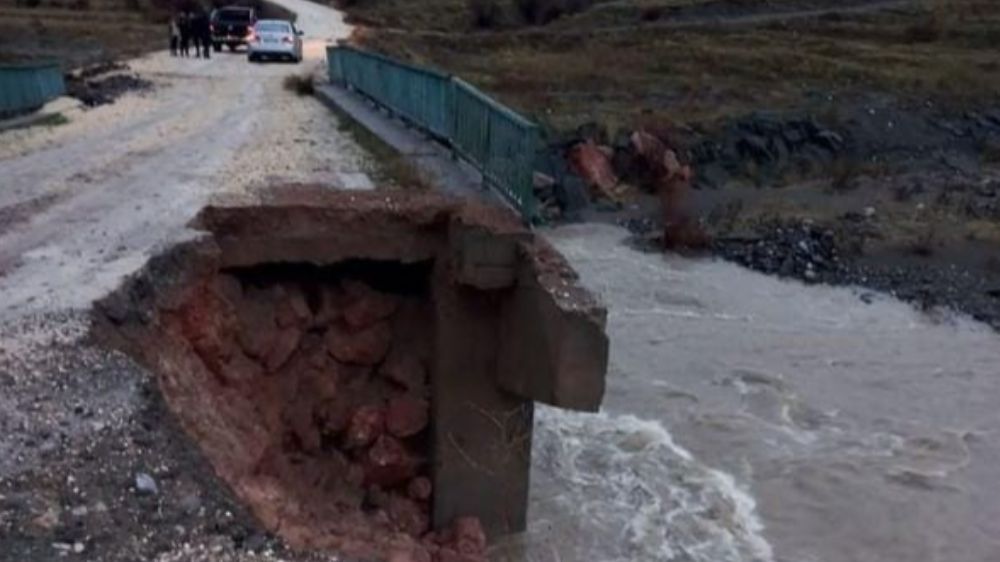 Malatya'da etkisini gösteren yağış sonrası köprü de göçük oluştu