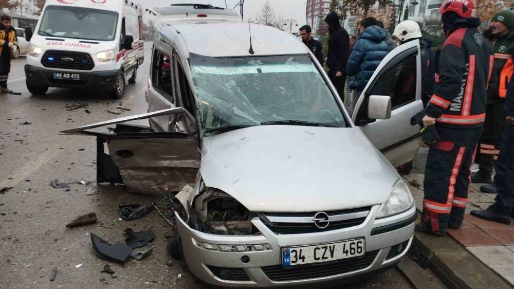 Malatya'da İki Araç Çarpıştı: 60 Yaşındaki Kadın Kazada Yaşamını Yitirdi