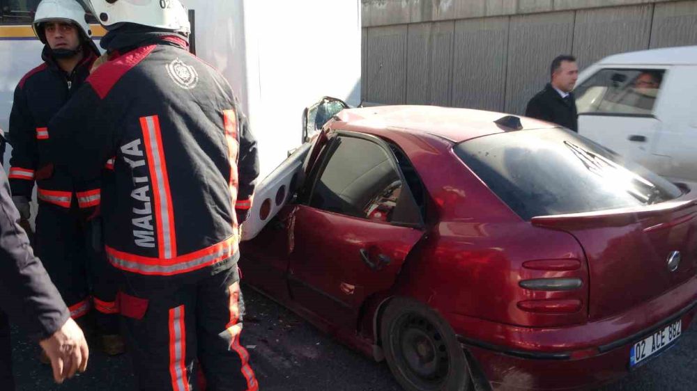 Malatya'da otomobille servis aracı çarpıştı