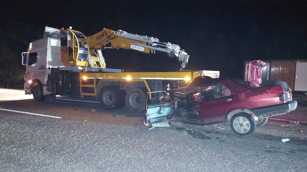 Manavgat'ta Alkollü Sürücü, Yol Kenarındaki Araçlara Çarptı: Ağır Yaralı