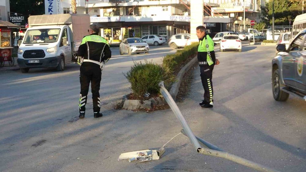 Manavgat'ta Gülümseten Kaza: Hapşırık Sonrası Midibüs Direğe Çarptı, Cadde Karanlıkta