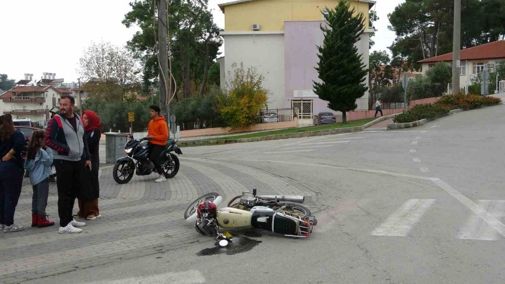 Manavgat'ta kavşakta çarpışma, motosiklet sürücüsü yaralandı 