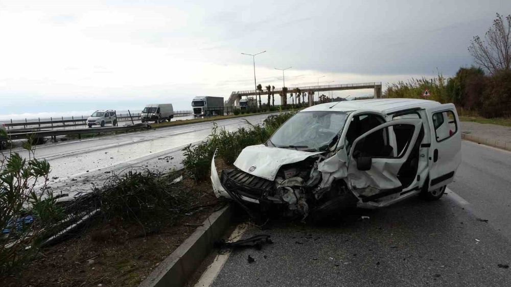Manavgat'ta Lüks Elektrikli Araç İle Hafif Ticari Araç Çarpıştı: 3 Yaralı