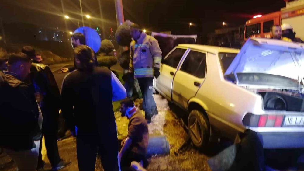 Mardin’de direksiyon hakimiyetini kaybeden sürücü direğe çarptı; 5 yaralı