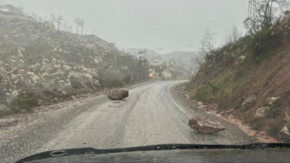 Marmaris’te sağanak yağış ve fırtına zor anlar yaşatıyor 
