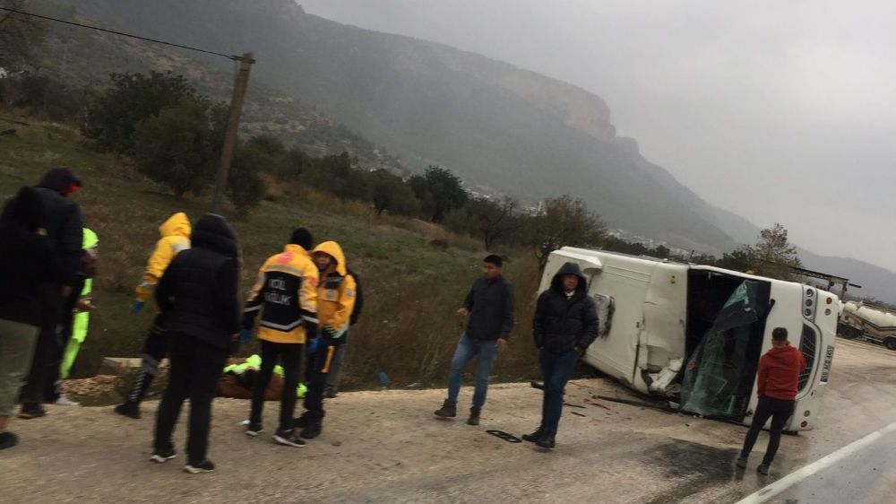 Mersin'de ambulansa arkadan çarpan otobüs devrildi