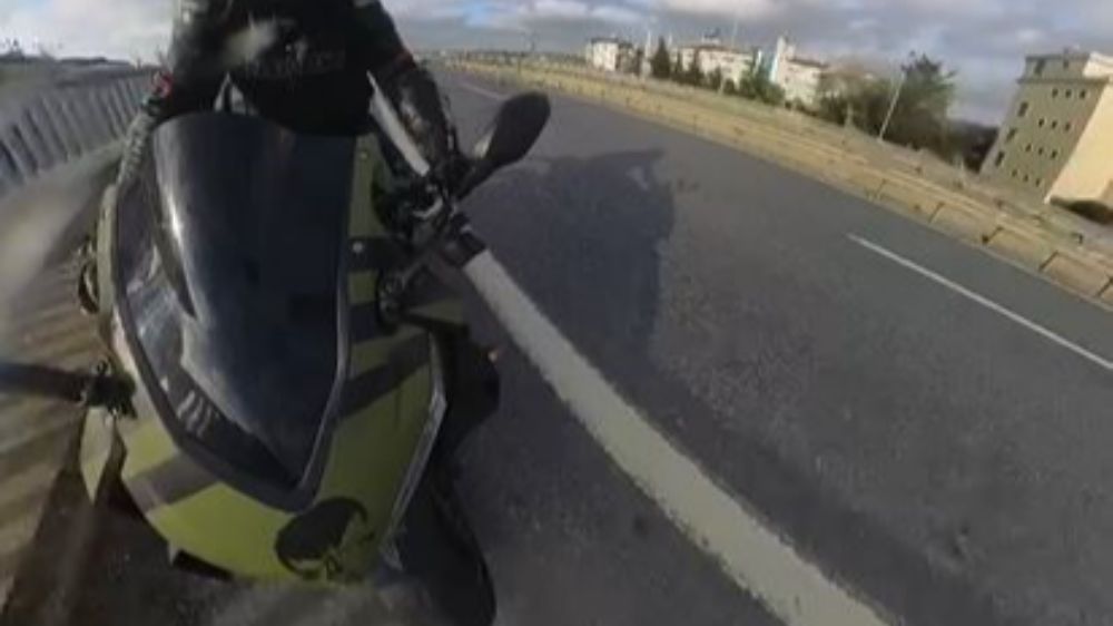 Motosiklet sürücünün kaza yaptığı anlar kamerasına yansıdı
