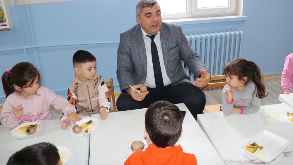  Müdür Sünnetci, Yerli Malı Haftası Etkinliğinde Öğrencilerle Yöresel Lezzetleri Tattı