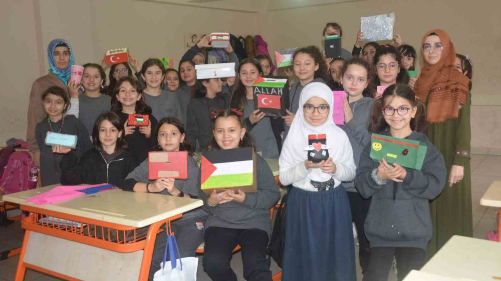 Öğrencilerden duyarlı davranış: Kumbara yapıp biriktirdiler, sonra Filistin'e bağışladılar