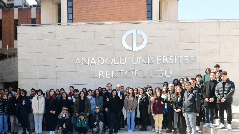 Öğrencilerin Meraklarını Gidermek İçin Anadolu Üniversitesi'nde Tanıtım Gezileri Düzenleniyor 