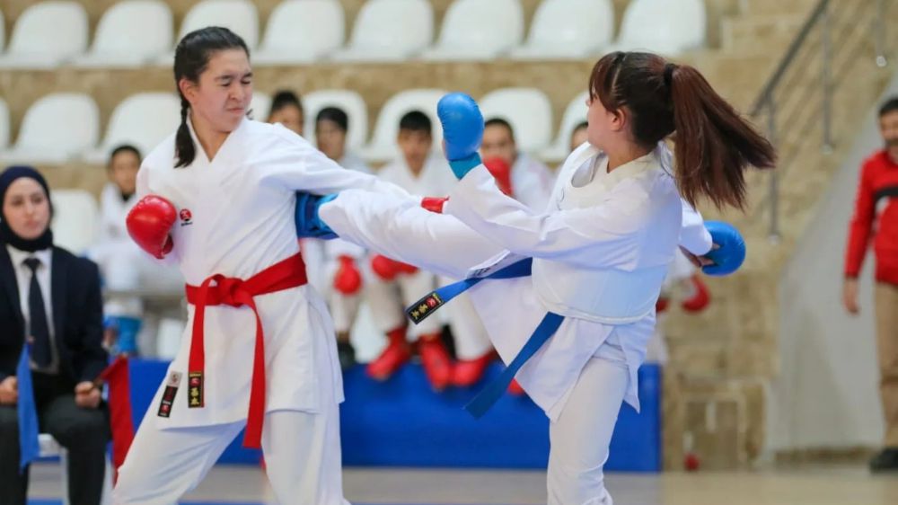 Okullar arası gençler A-B karate il birinciliği için savaştılar