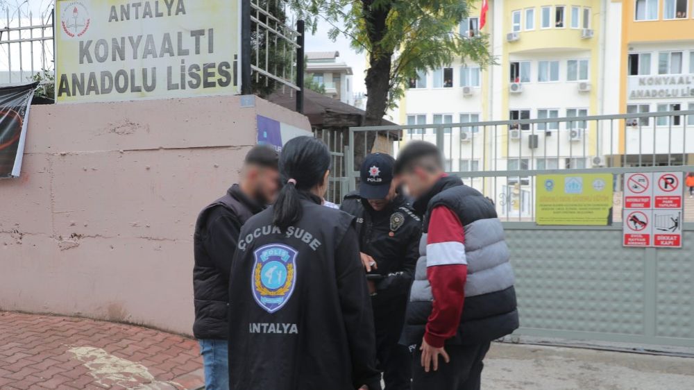 Polis Ekiplerinden Antalya'da Gençlerin Korunması İçin Okul Çevreleri Denetimi