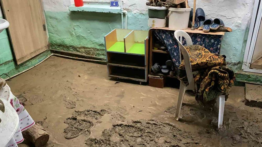 Sağanak yağış nedeniyle dere taştı, bir ev zarar gördü