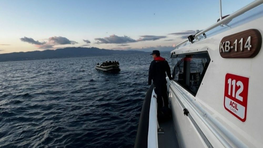 Sahil Güvenlik ekipleri 25 düzensiz göçmeni yakaladı