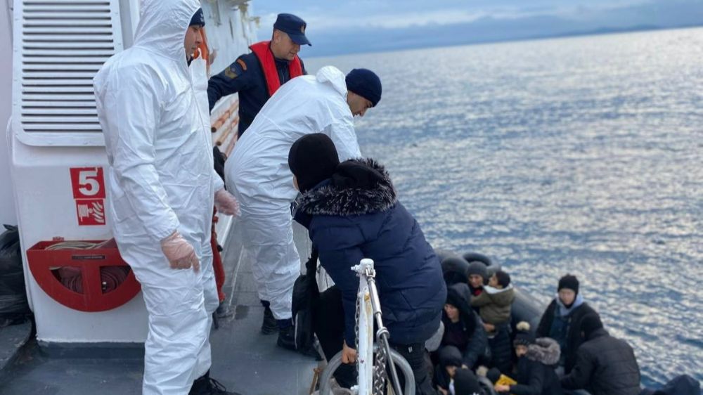 Sahil güvenlik ekipleri 41 kaçak göçmen yakaladı