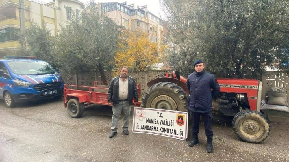 Salihli'de çalınan traktörü, jandarma buldu sahibine teslim etti
