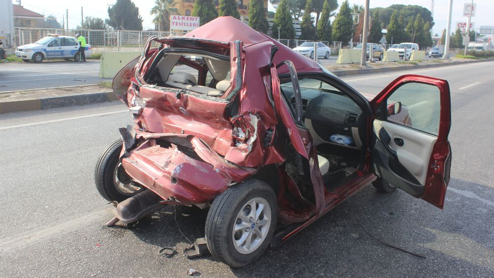 Salihli'de Kamyonetin Çarptığı Otomobil Hurdaya Döndü