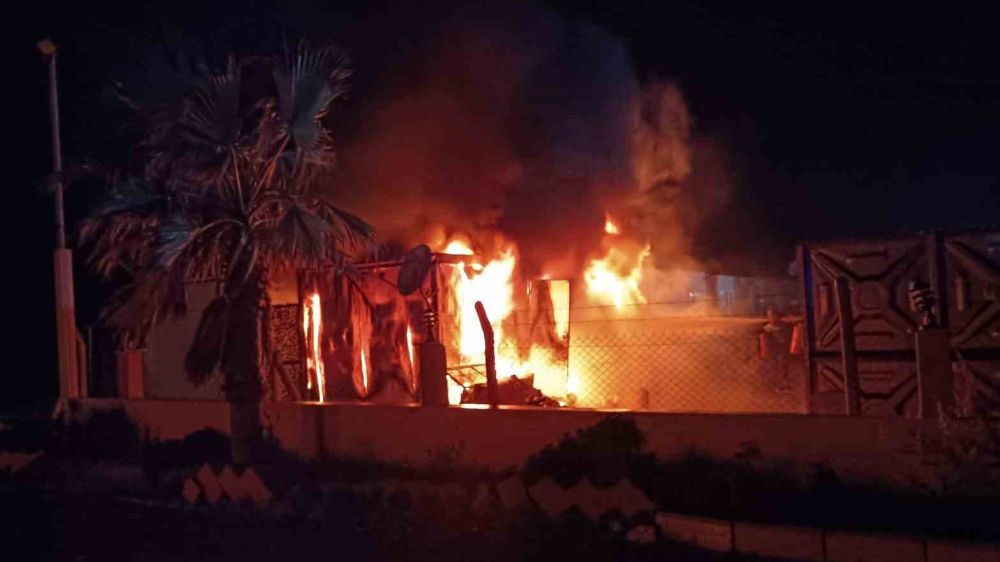Samandağ'da Unutulan Elektrik Sobası Konteynır Yangınına Yol Açtı