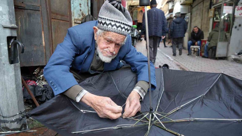 Samsun'da Yaşayan Efsane: 94 Yaşındaki Şemsiye Tamircisi Dursun Yıldız