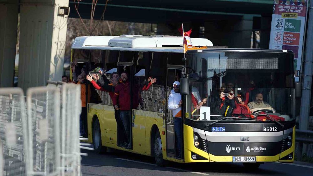 Sarı-Kırmızılı Coşku Kadıköy'de: Galatasaray Taraftarı Derbiye Hazır