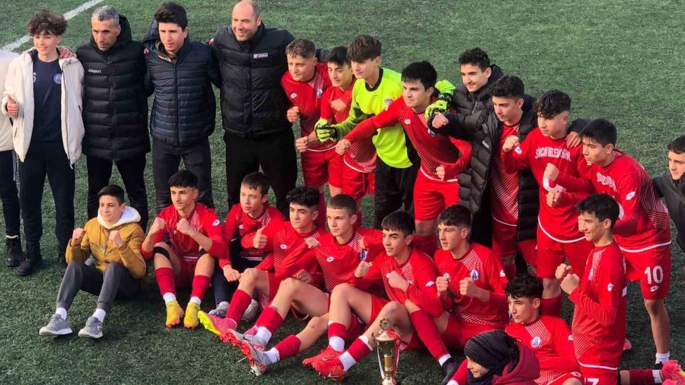 Sincan Belediyespor U-15 takımı profesyonel gruptan sevindiren şampiyonluk 