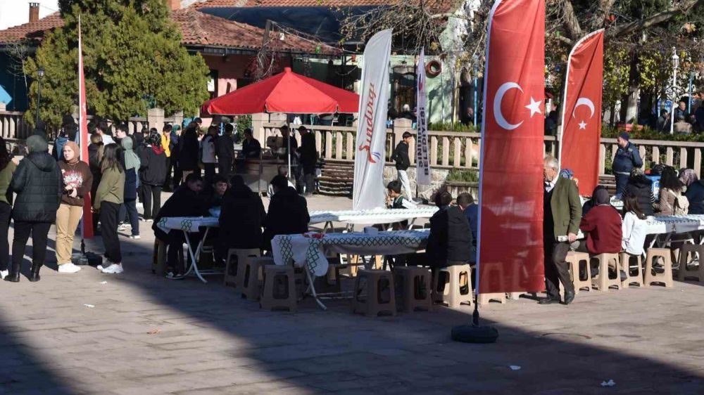 Sındırgı Belediyesi şehit Mehmetçikler için hayır lokması dağıttı