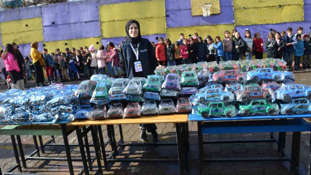 Şırnak'ta Yardım Derneği, Şehit Ailesi ve İhtiyaç Sahibi Öğrencilere Kışlık Kıyafet ve Hediyeler Dağıttı