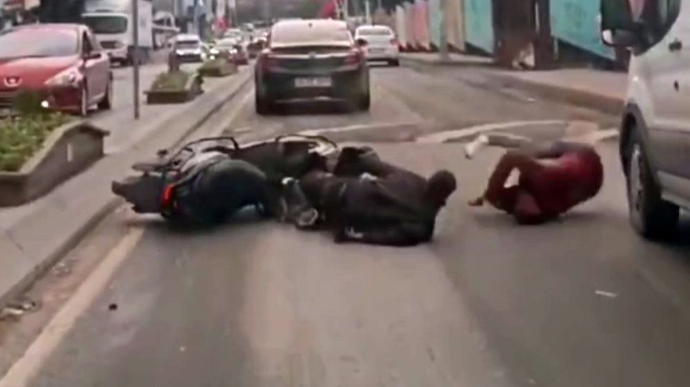 Sultangazi’de Motosiklet Kazası: Şoförün Dikkati İle Büyük Felaket Önleniyor