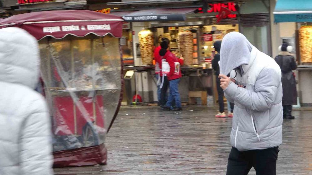 Taksim’de şiddetli yağış ile rüzgar vatandaşları zorladı