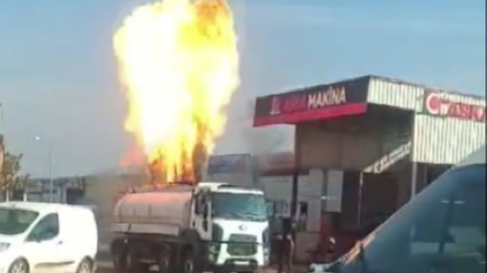 Tanker patladı; sürücüsü yaralanmadan kurtuldu