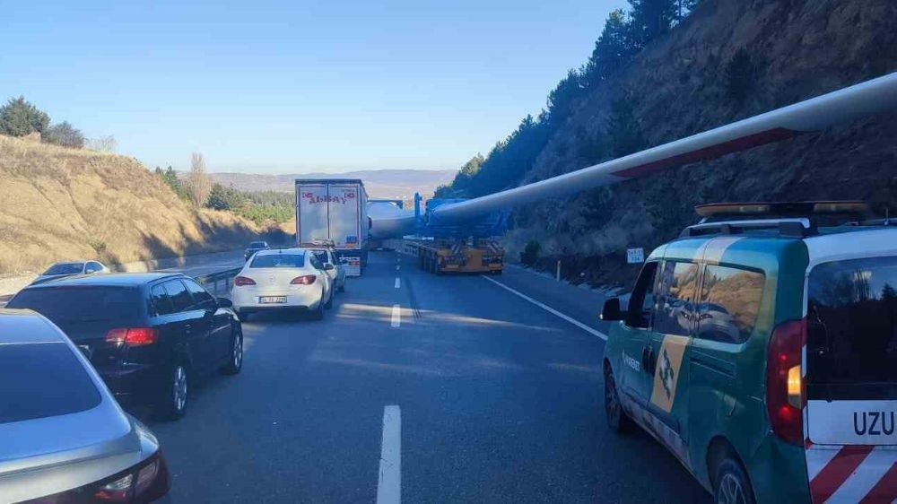 Tır arıza yaptı, Afyonkarahisar-Ankara karayolu trafiğe kapandı