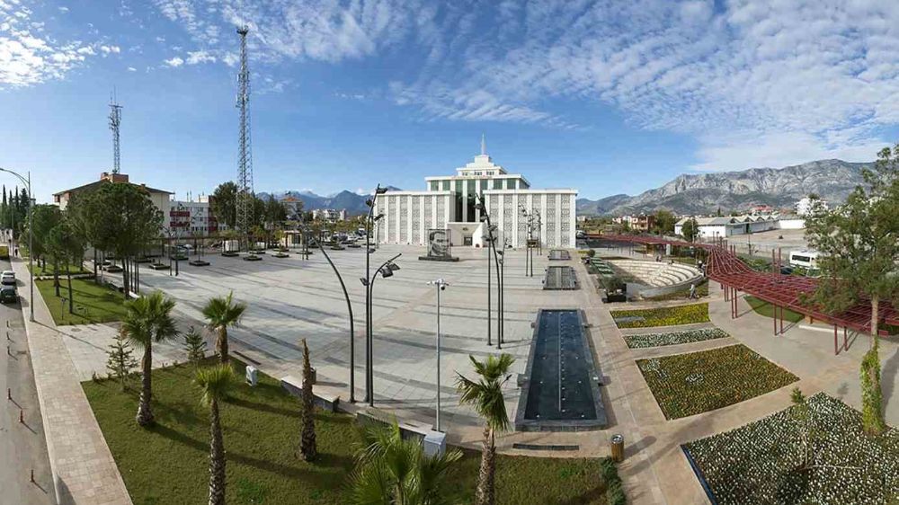 Türkiye Cumhuriyeti'nin 100. Yılı Onuruna: Döşemealtı Belediyesi Kent Meydanı Adını Değiştirdi