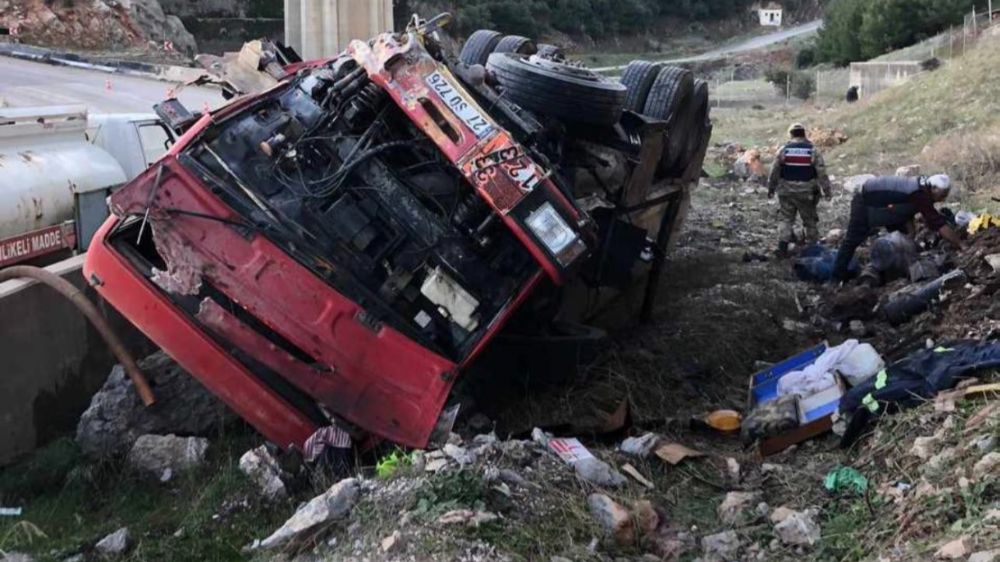 Uçuruma yuvarlanan akaryakıt yüklü tankerin sürücüsü hayatını kaybetti