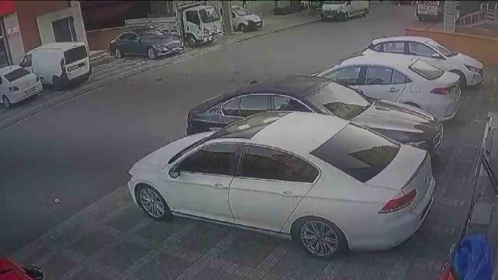 Ümraniye’de Hırsızlık Anı Kamerada: Otomobilin Konsol Takımı Çalındı