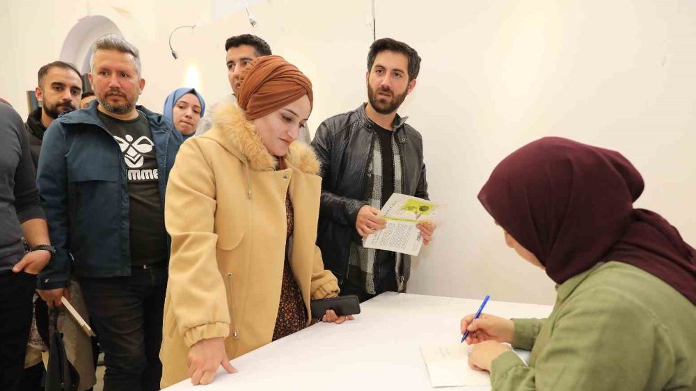 Yazar Yıldız Ramazanoğlu imza gününde okurlarıyla bir araya geldi
