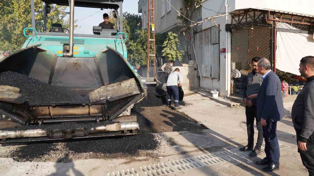 Yeşilyurt Mahallesinde asfalt serim çalışmaları devam ediyor 