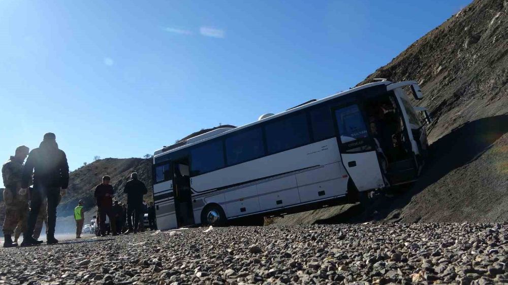 Yolcu Otobüsü Kontrolden Çıkarak Kum Yığınına Çarptı: 27 Hafif Yaralı