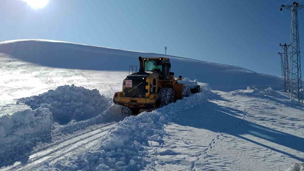 Yüksekova’da karla mücadele ekipleri çalışamaya devam ediyor