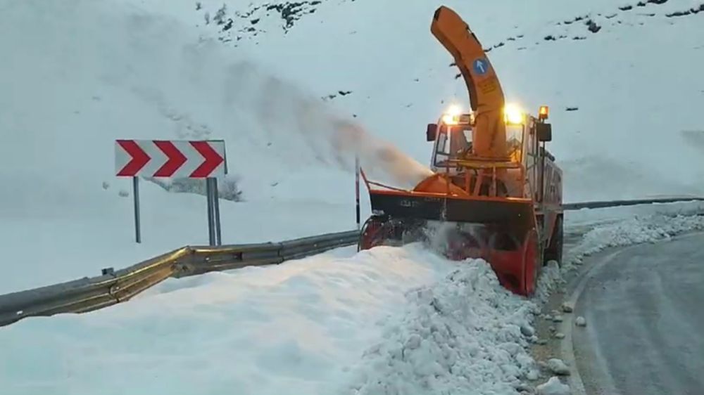 Yüksekova’da yoğun kar yağışıyla mücadele ediliyor