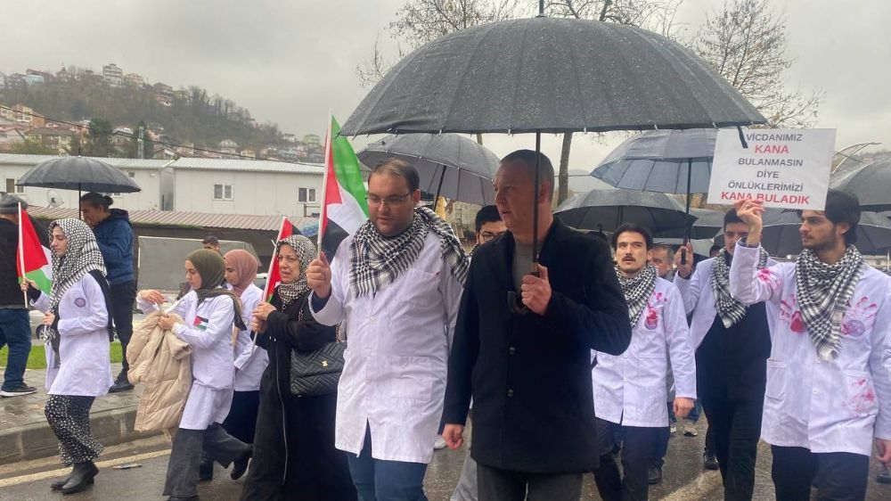 Zonguldak'ta doktorlar kanlı önlükle yürüdü
