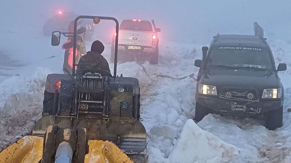 2 bin 300 rakımlı yaylada karla kaplı yol 4 saatte açılıp araçların geçişi sağlandı