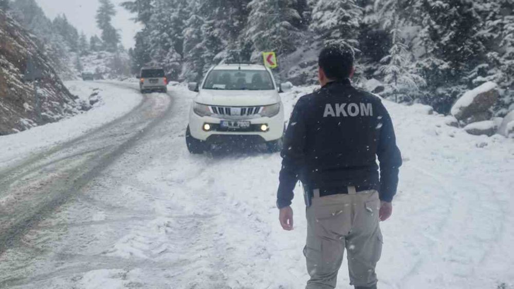 Adana’da karda mahsur kalan araçlar ekipler tarafından kurtarıldı
