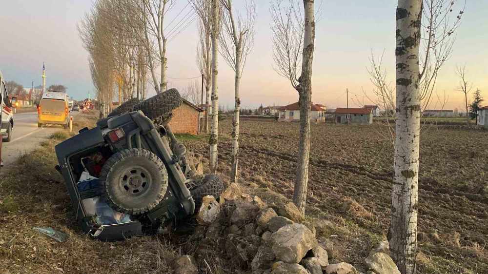 Afyonkarahisar’da refüje devrilen arazi aracında 4 kişi yaralandı