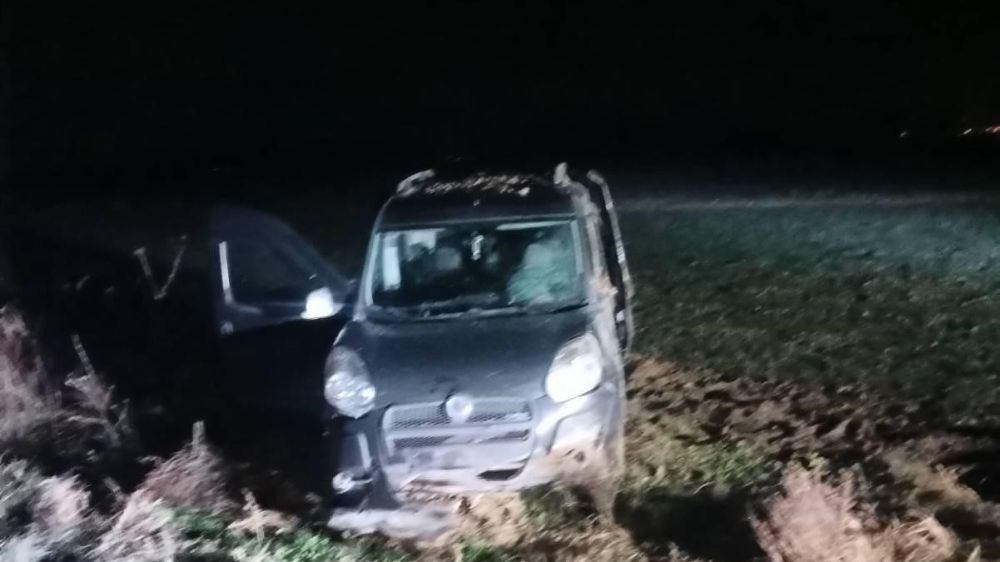 Afyonkarahisar’da şarampole giren hafif ticari araçta 3 kişi yaralandı