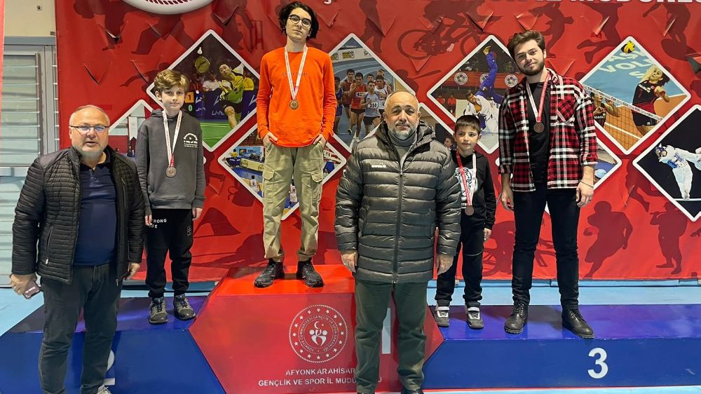 Afyonkarahisar'da Yeni Yıl Satranç Turnuvası: Dereceye Giren Sporcular Ödüllendirildi!