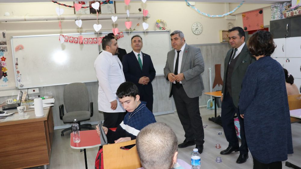 Afyonkarahisar İl Milli Eğitim Müdürü Miraç Sünnetci okul ziyaretinde